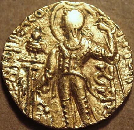 Samudragupta Gold dinar, Sceptre/Standard type obverse
