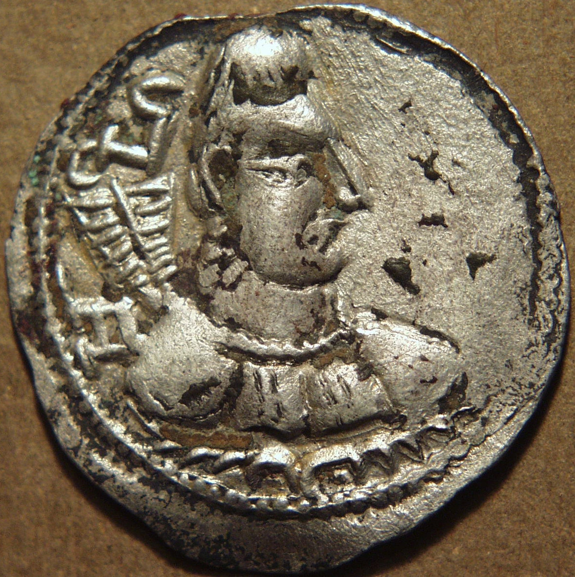 Shahi silver drachm, precursor to Toramana? obverse